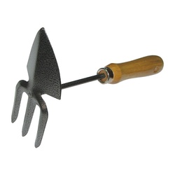 Мотыжка садовая Farina 93105, сердцевидное лезвие 3 зубца, деревянная рукоятка, 250 мм